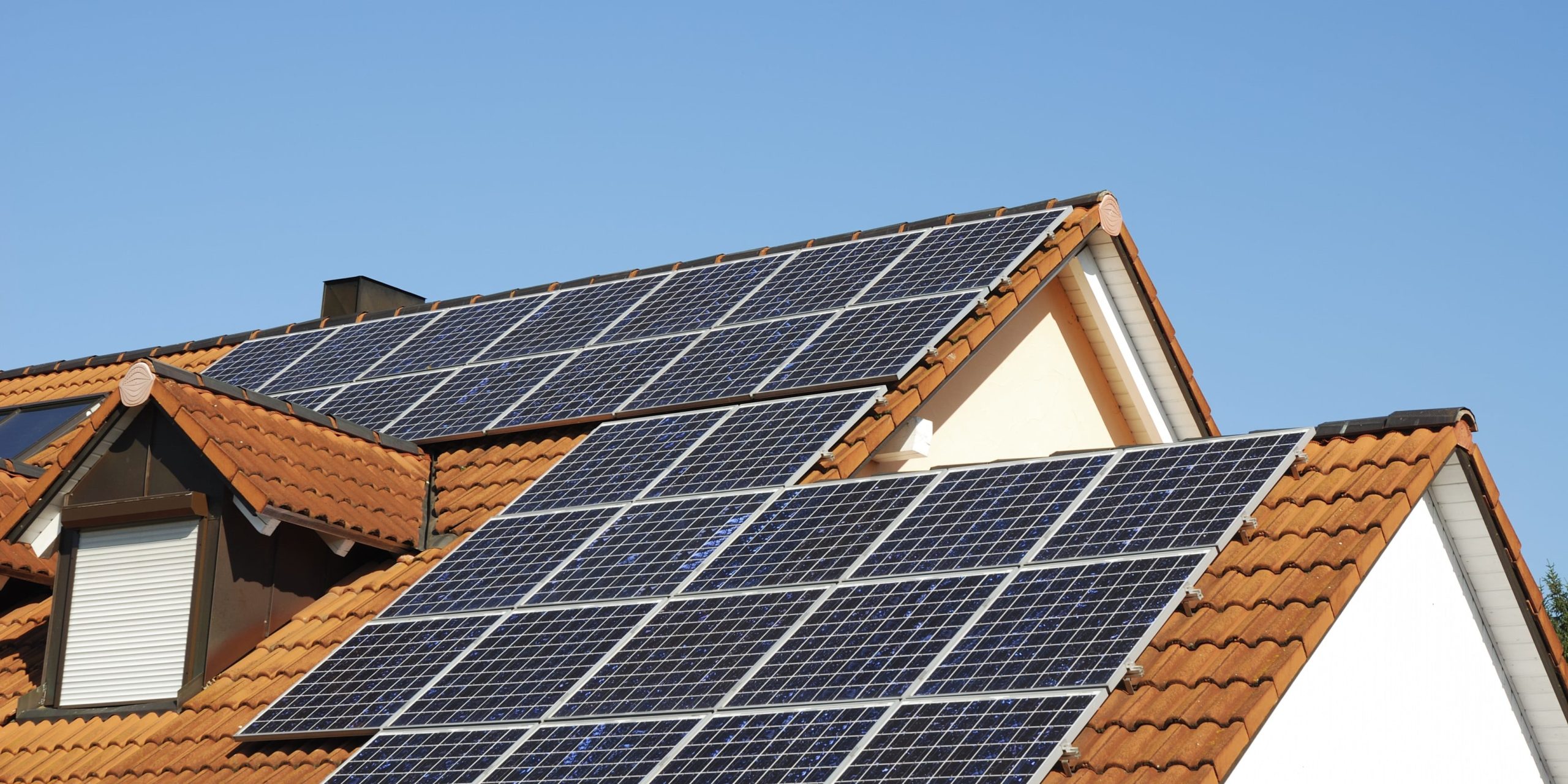 difference-panneaux-solaires-150-scaled Différence entre panneau solaire photovoltaïque et thermique : guide d'entretien