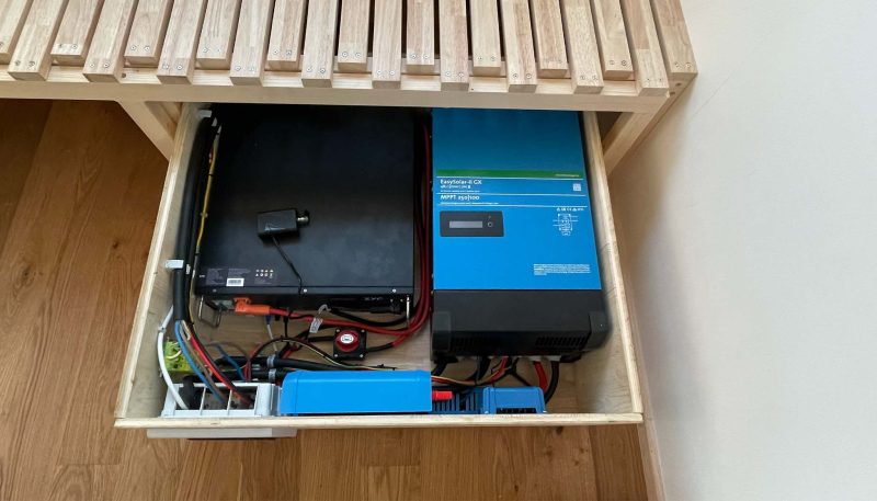 energie-autonome-tiny-house-2 Tiny house : comment intégrer une éolienne et des panneaux solaires pour un maximum d'autonomie énergétique