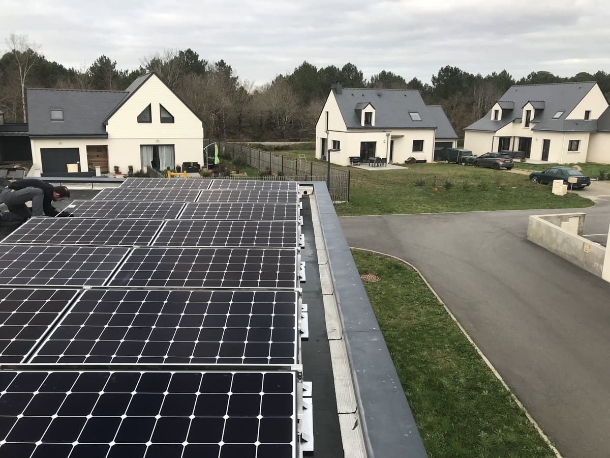 energie-circuits-courts-panneaux-solaires Optimiser son énergie grâce aux circuits courts : focus sur les panneaux solaires photovoltaïques