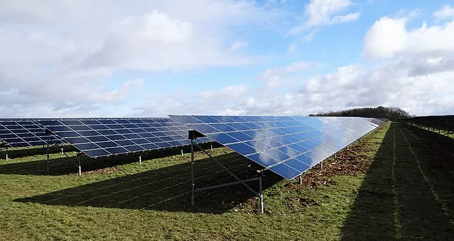 energie-circuits-courts-panneaux-solaires Optimiser son énergie grâce aux circuits courts : focus sur les panneaux solaires photovoltaïques