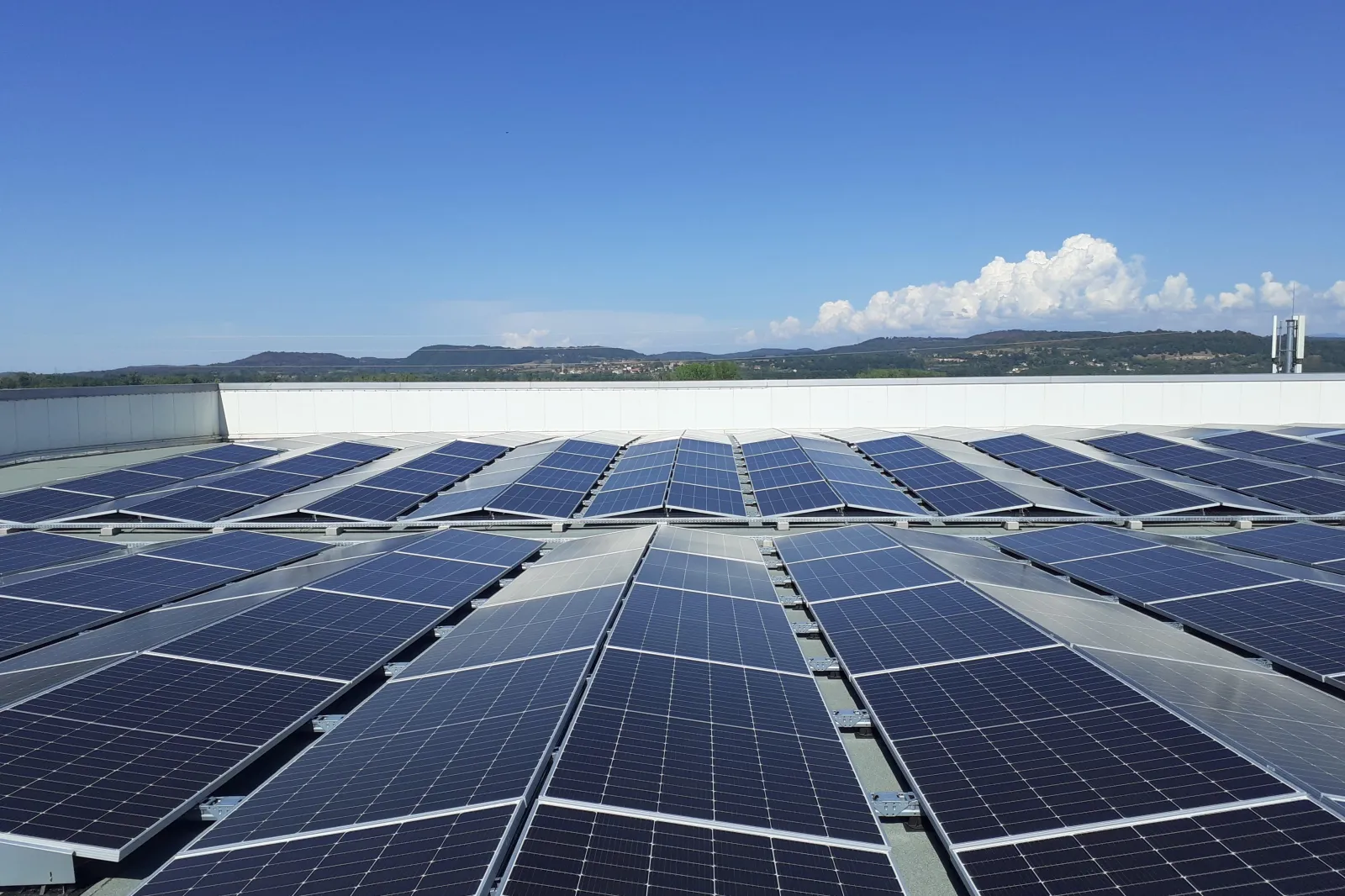découvrez les avantages du photovoltaïque : une énergie propre et renouvelable qui permet de réduire vos factures d'électricité tout en respectant l'environnement. informez-vous sur l'installation de panneaux solaires et les aides disponibles.