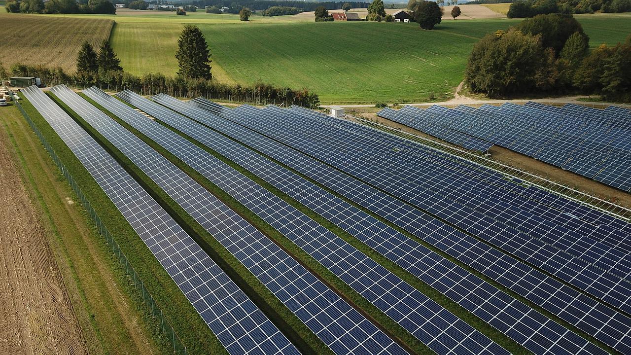 impact-panneaux-solaires-transition-energetique-1 Comprendre l'impact des images de panneaux solaires photovoltaïques sur la transition énergétique