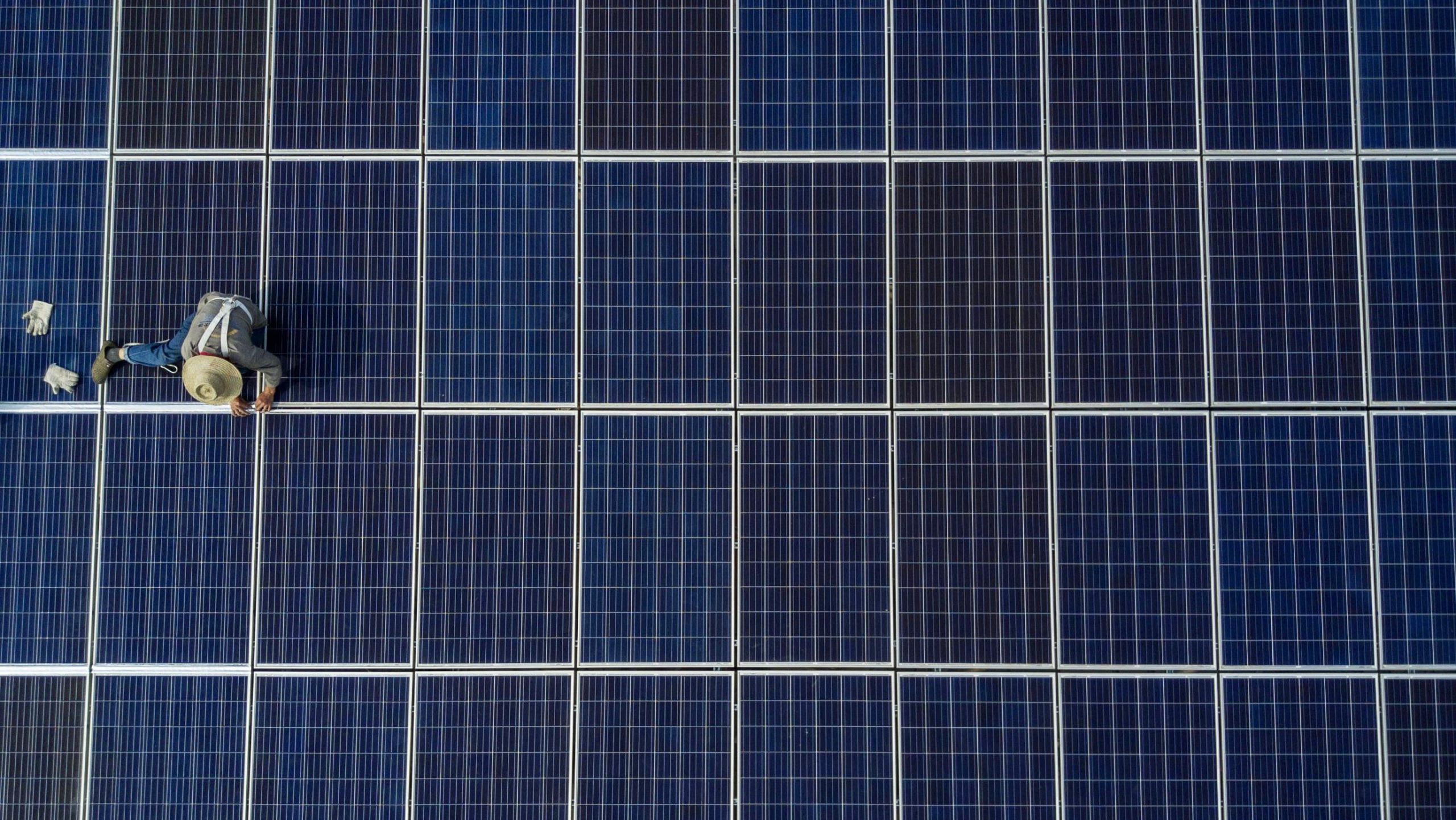 importation-panneaux-solaires-scaled Importation de panneaux solaires photovoltaïques : étapes et réglementations à connaître