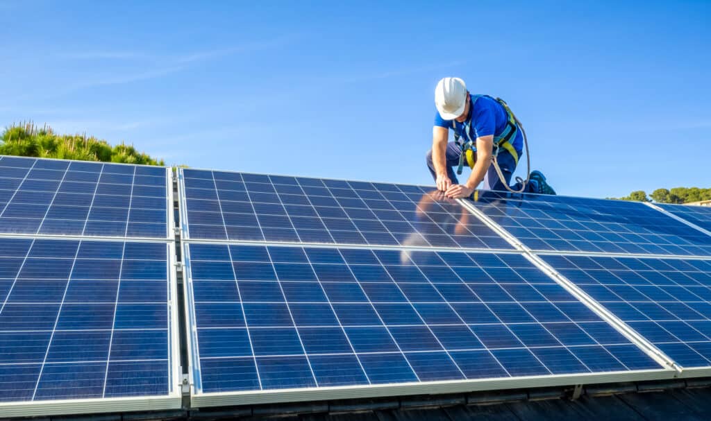 installation-panneau-solaire-25 Comment installer un panneau solaire photovoltaïque : guide PDF complet