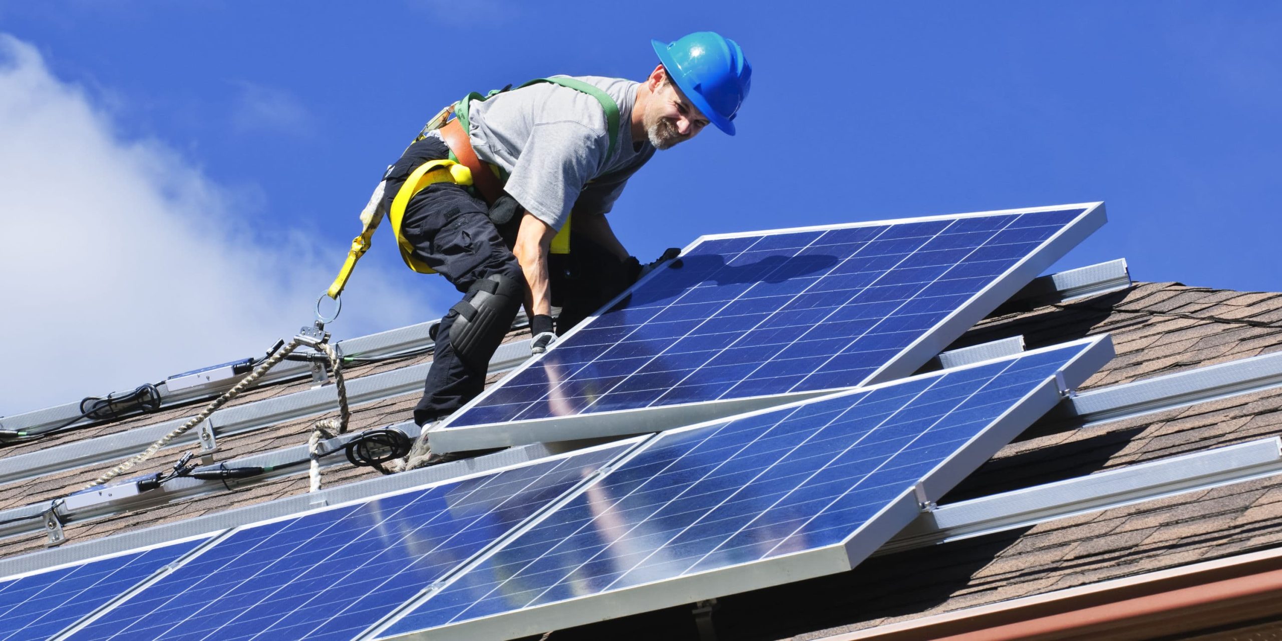 installation-panneaux-solaires-68-scaled Guide complet pour installer des panneaux solaires photovoltaïques : téléchargez notre PDF
