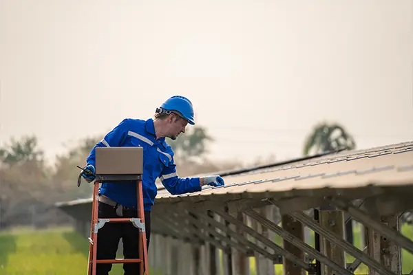maintenance-solaire-1 Optimisez la performance de votre installation avec une maintenance solaire adaptée
