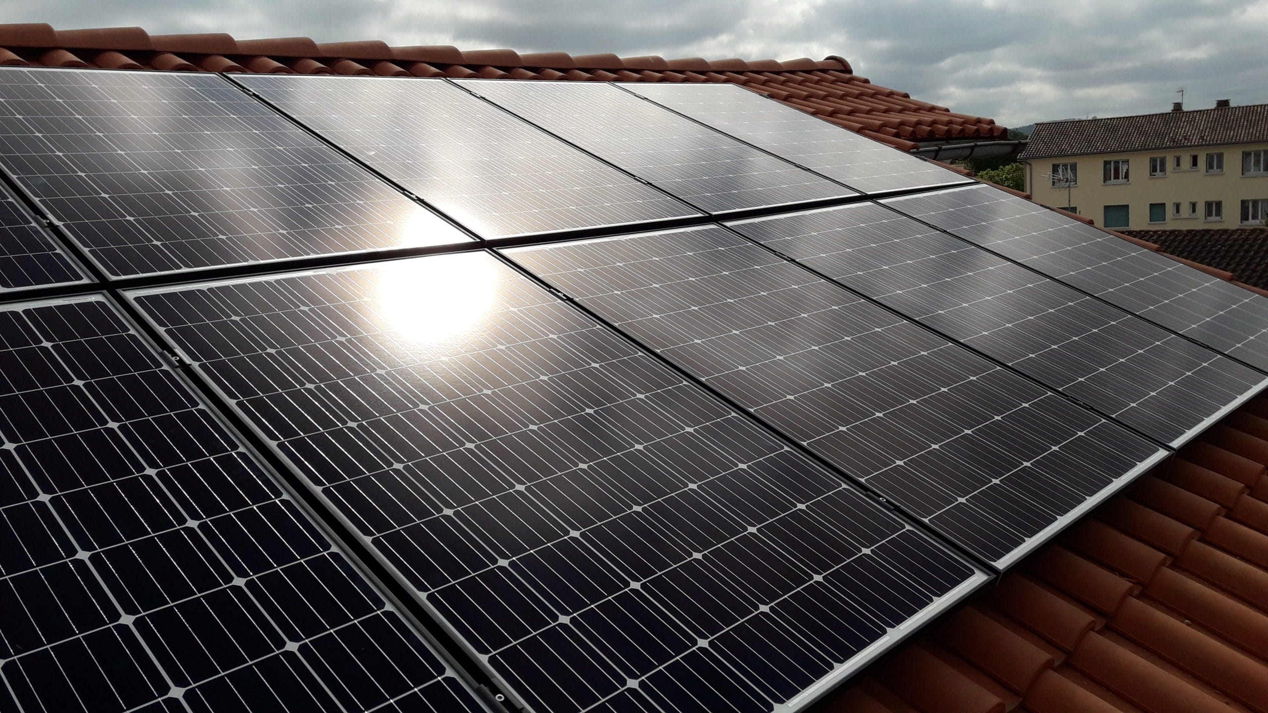 découvrez les prix des panneaux solaires de 9 kwc. optimisez votre investissement énergétique et réduisez vos factures d'électricité grâce à notre guide sur les coûts, les aides disponibles et les avantages des panneaux solaires.