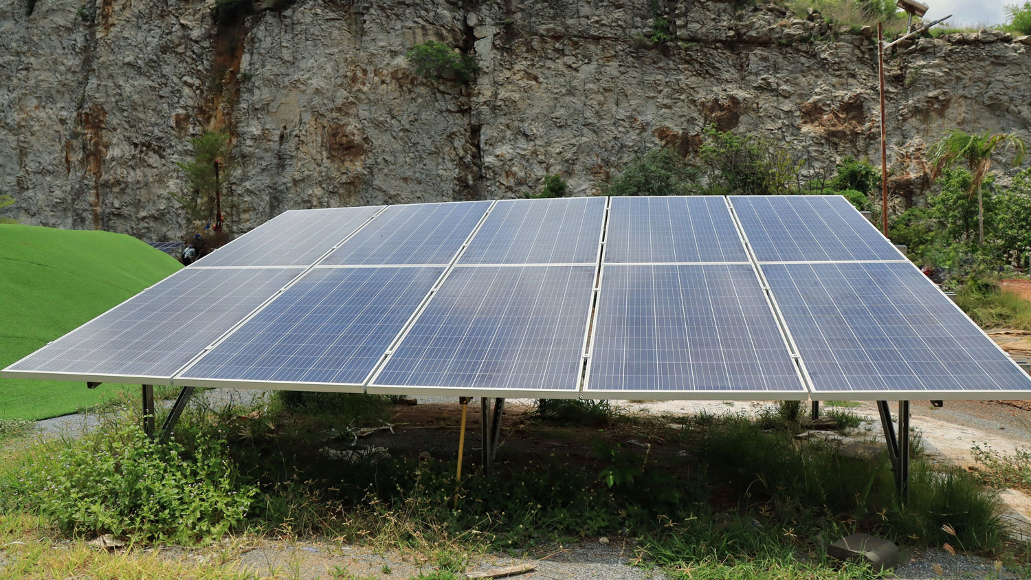 panneau-solaire-au-sol-3 Pourquoi choisir un panneau solaire sur le sol pour votre maison ?