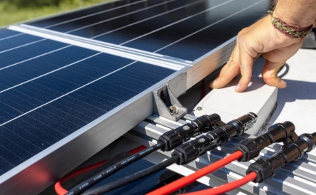 panneau-solaire-avec-micro-onduleur-2 panneau solaire micro onduleur intégré