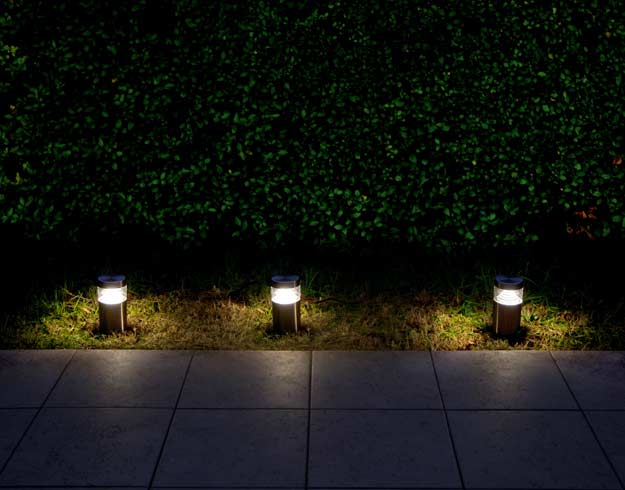 découvrez l'éclairage jardin solaire, une solution écologique et économique pour illuminer votre extérieur. profitez de lumières led rechargeables par énergie solaire, faciles à installer, pour créer une ambiance chaleureuse et sécurisée dans votre jardin même la nuit.