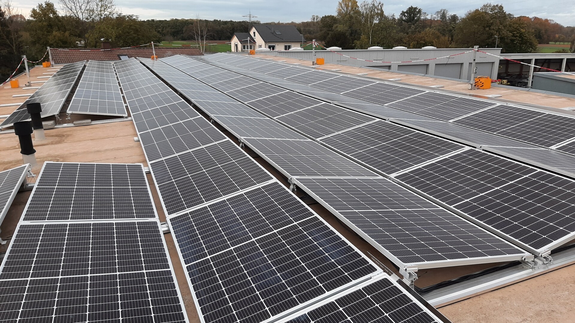 découvrez tout sur les panneaux solaires en allemagne : avantages, technologies avancées, et opportunités d'énergie renouvelable pour un avenir durable. informez-vous sur les meilleures options et les aides disponibles pour votre projet solaire.