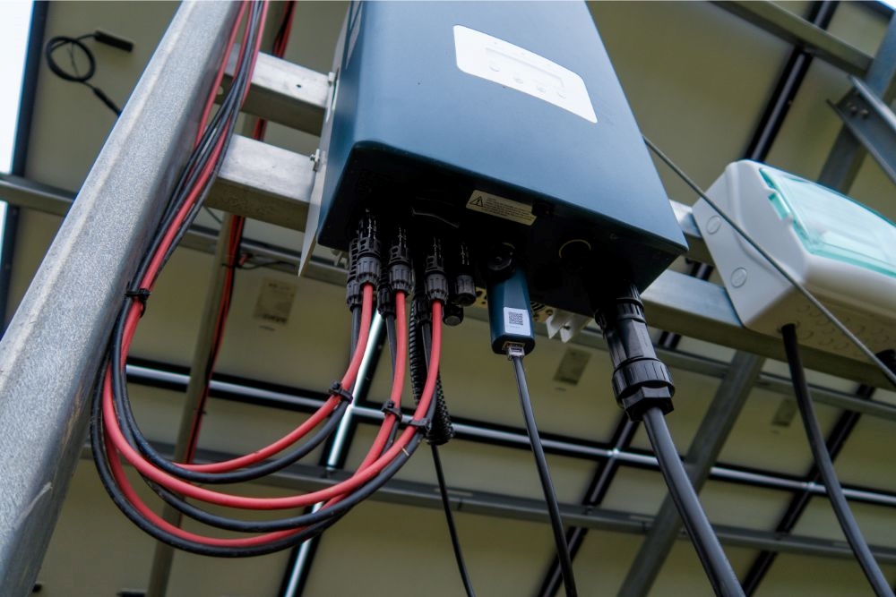 panneau-solaire-onduleur-2 panneau solaire avec onduleur intégré