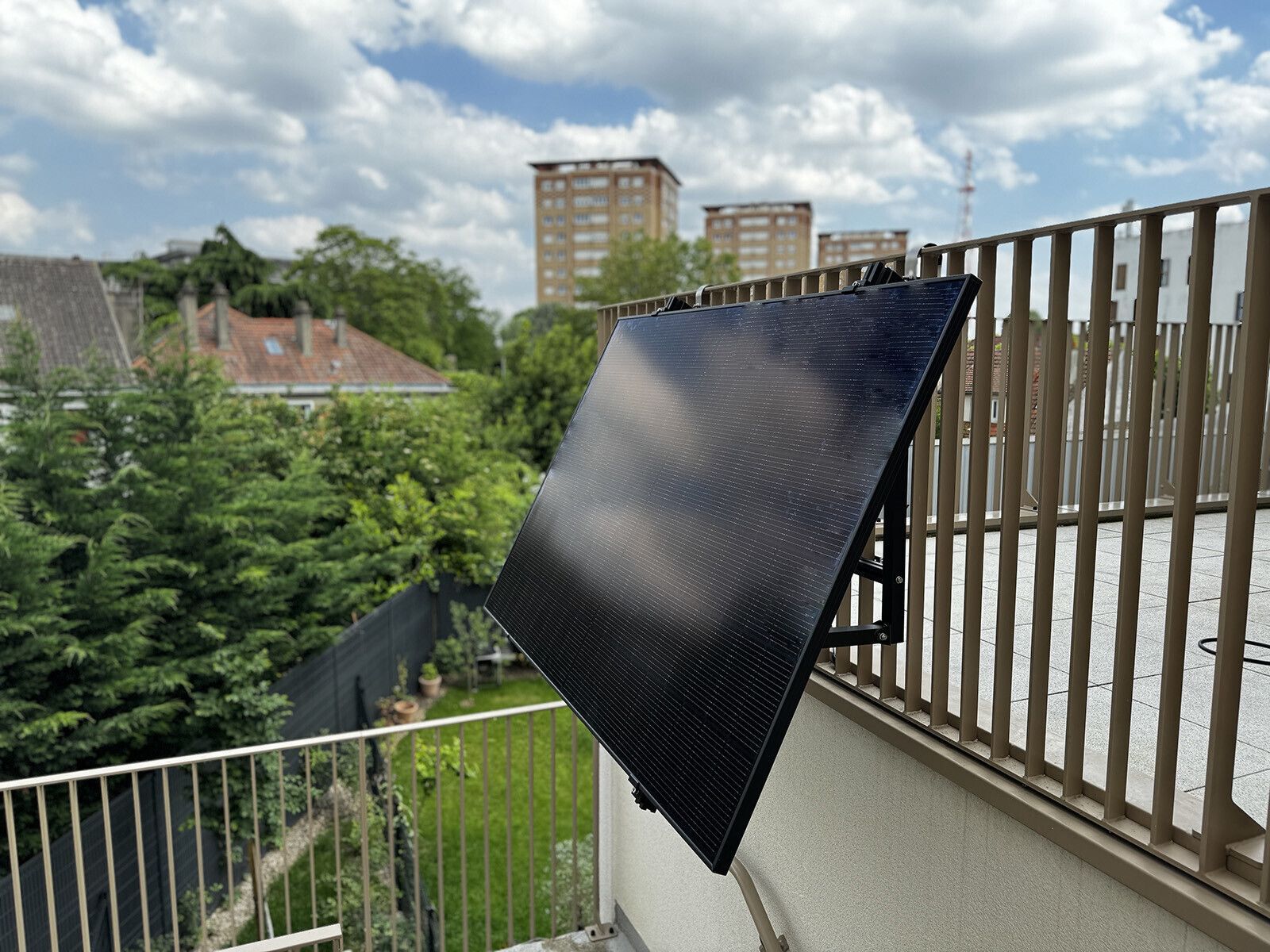 découvrez comment installer un panneau solaire sur votre balcon pour produire de l'énergie renouvelable, réduire vos factures et contribuer à la protection de l'environnement. profitez des avantages d'une solution écologique et adaptée à votre espace limité.