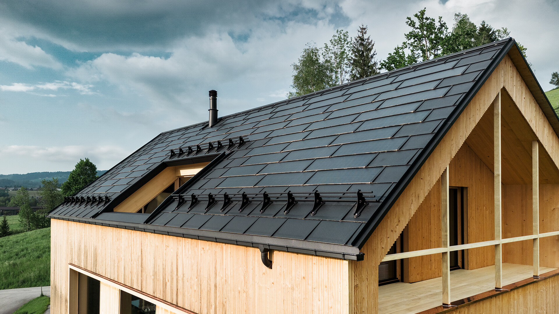 panneau-solaire-sur-tuile-noire-1 Panneau solaire photovoltaïque sur tuile noire : avantages et mise en œuvre
