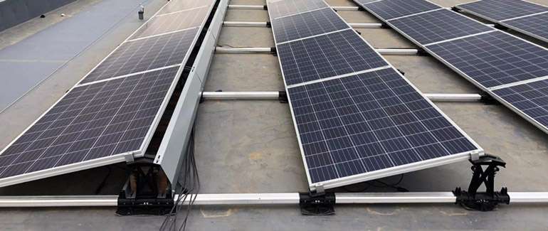 panneau-solaire-toit-plat Pourquoi opter pour un panneau solaire sur toit plat ?