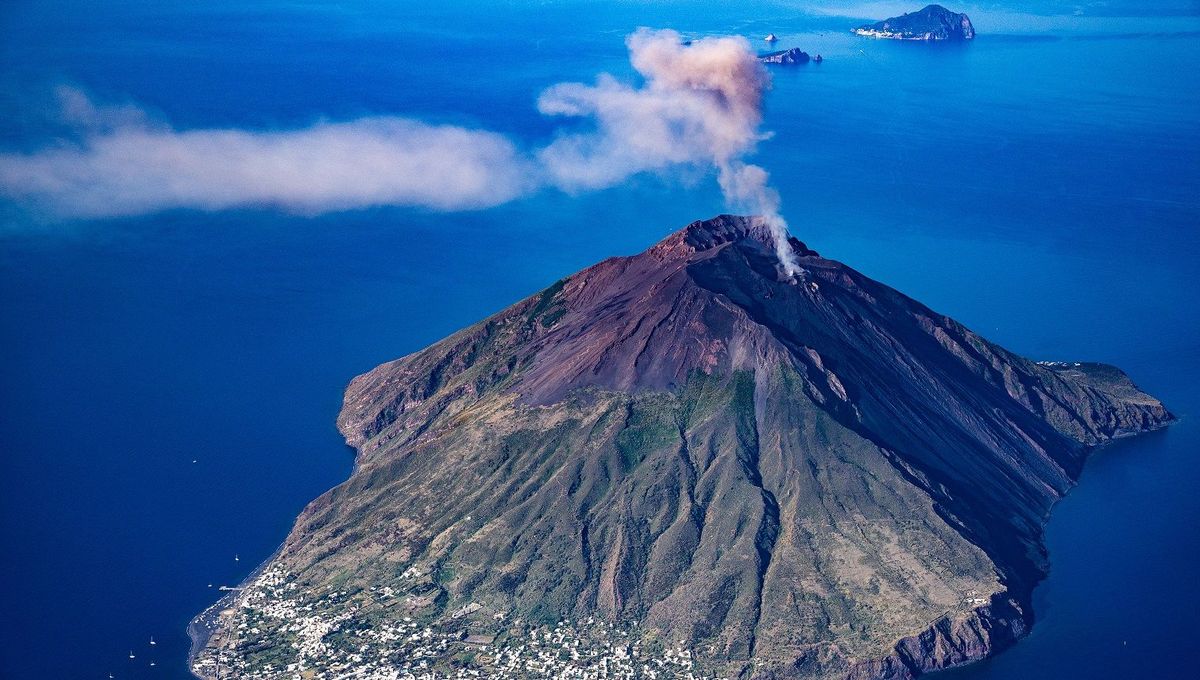 découvrez l'incroyable monde des volcans, ces géants de la nature qui façonnent le paysage terrestre. apprenez-en plus sur leur formation, les différents types de volcans et les éruptions fascinantes qui ont marqué l'histoire. plongez au cœur des phénomènes volcaniques et explorez leur impact sur l'environnement et les sociétés humaines.