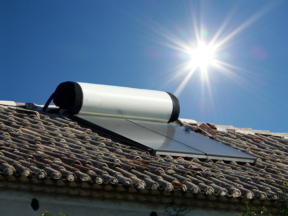 panneaux-photovoltaiques-et-chauffage-eau Comment les panneaux photovoltaïques améliorent le chauffage de l'eau sanitaire