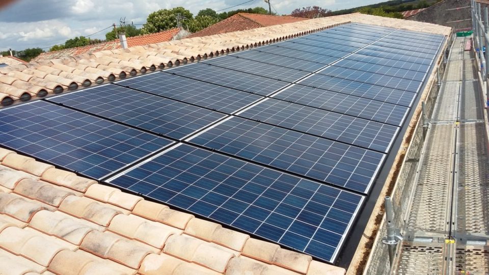 découvrez les inconvénients des panneaux photovoltaïques, notamment les coûts d'installation, l'impact environnemental de leur fabrication et les limitations liées à leur efficacité énergétique, afin de prendre une décision éclairée sur l'énergie solaire.