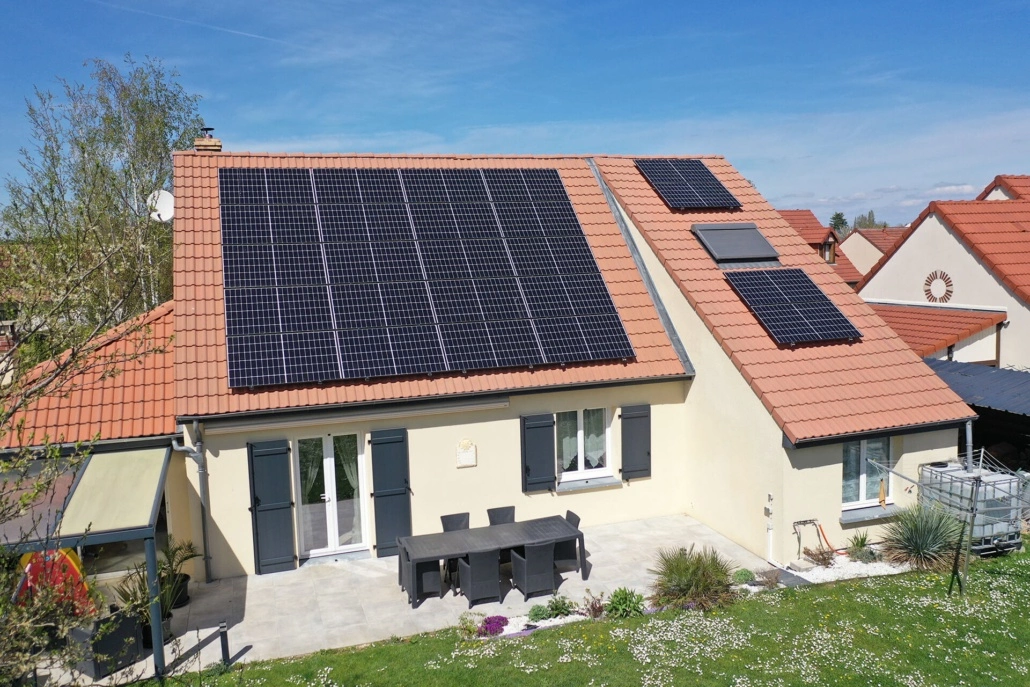 panneaux-photovoltaiques-maison-centrale-2 Découvrez comment les panneaux photovoltaïques transforment votre maison en une centrale énergétique
