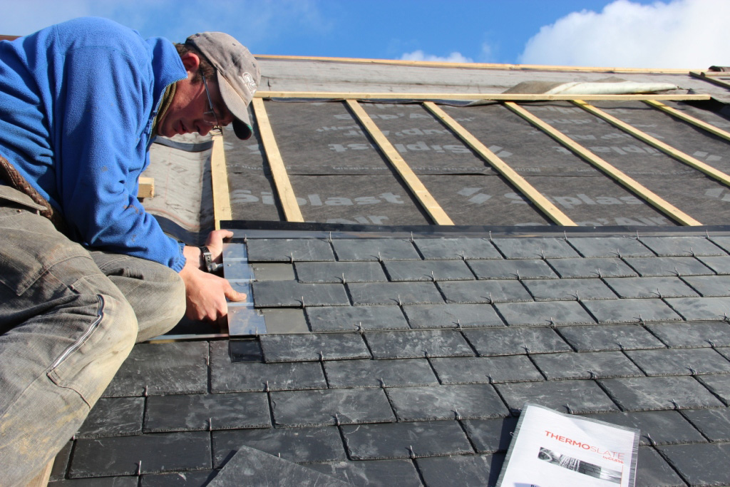 panneaux-solaires-ardoise Les panneaux solaires photovoltaïques sur ardoise : une solution durable et esthétique