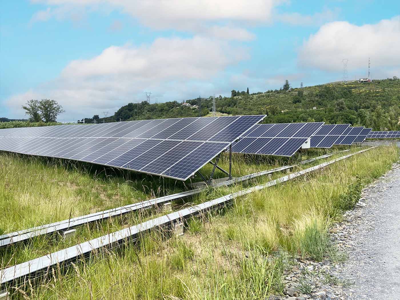 panneaux-solaires-au-sol-10 Installation de panneaux solaires au sol : un investissement rentable pour votre avenir énergétique