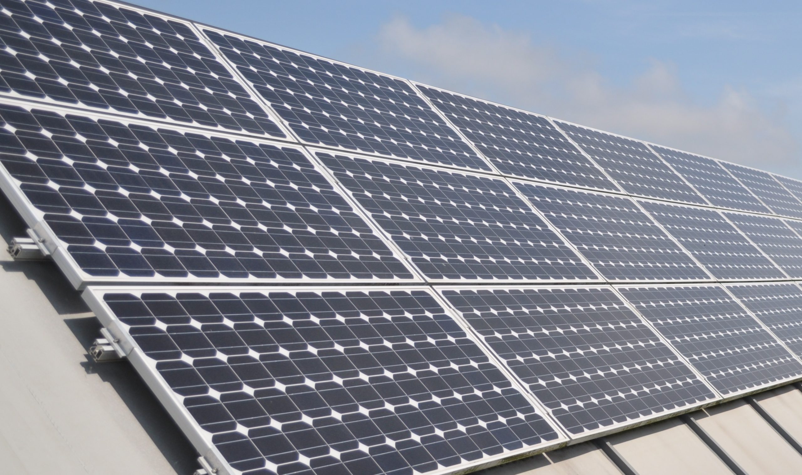 panneaux-solaires-brest-1-scaled Les panneaux solaires photovoltaïques à Brest : avantages et installation