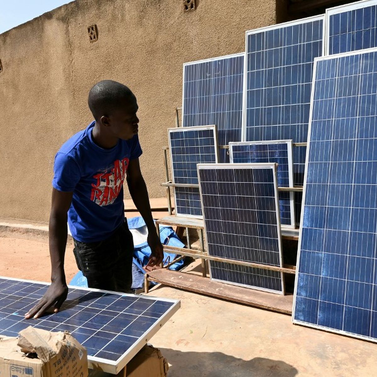 panneaux-solaires-et-developpement-durable-en-afrique L'impact des panneaux solaires photovoltaïques sur le développement durable en Afrique
