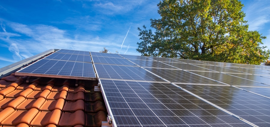 panneaux-solaires-et-economies-1 Découvrez comment les panneaux solaires peuvent réduire vos factures d'énergie
