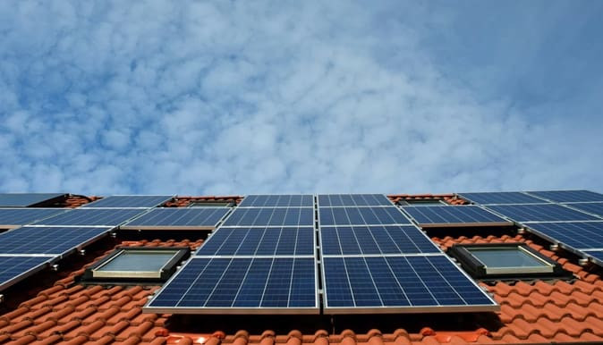 panneaux-solaires-et-economies Découvrez comment les panneaux solaires peuvent réduire vos factures d'énergie