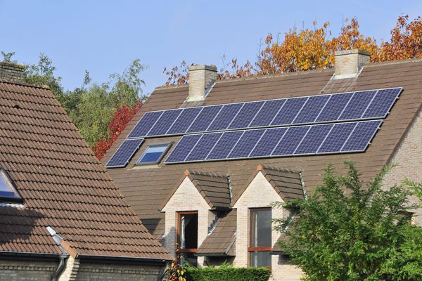 panneaux-solaires-et-facture-1 Découvrez comment les panneaux solaires photovoltaïques transforment votre facture d'électricité