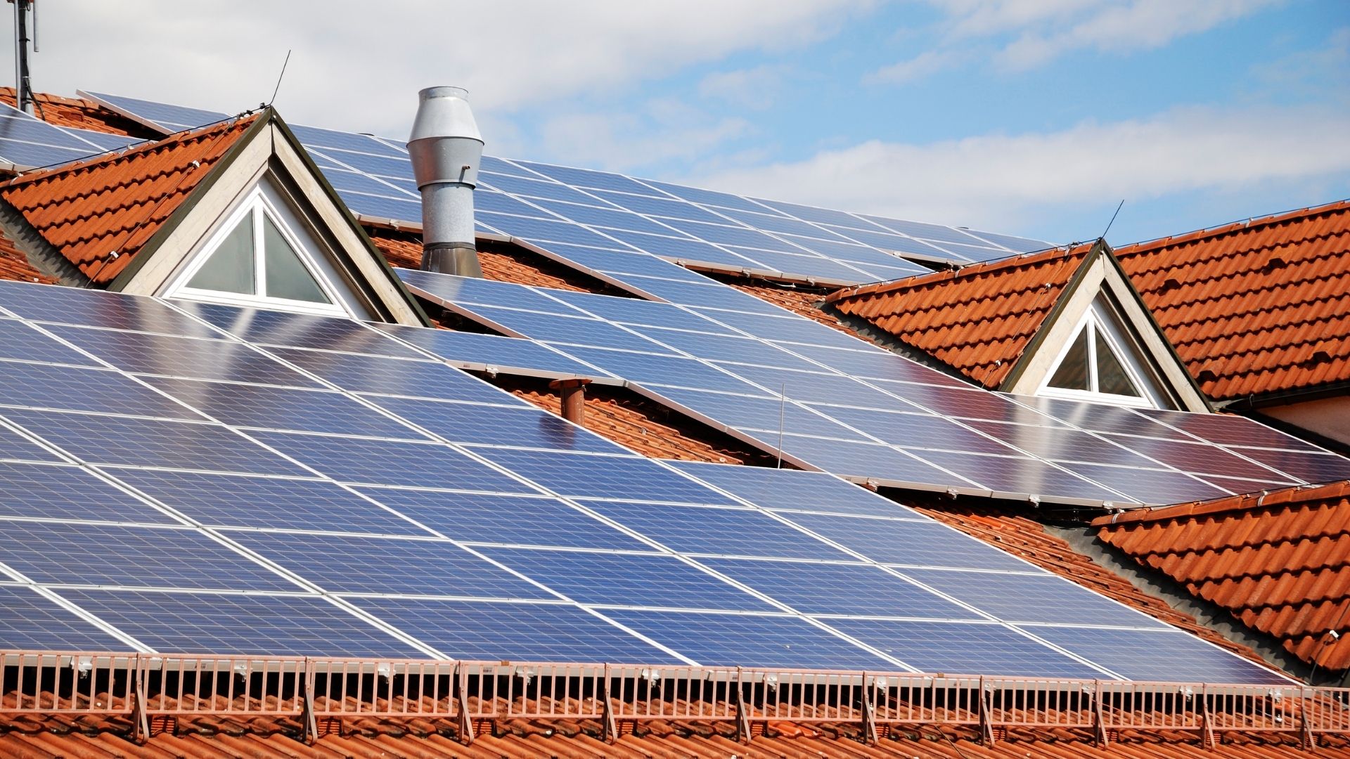 panneaux-solaires-et-transition-energetique-1 L'importance des champs de panneaux solaires photovoltaïques dans la transition énergétique