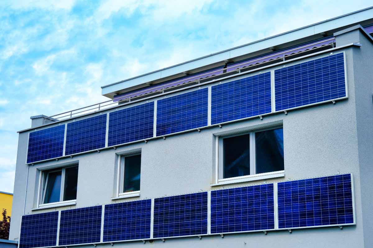 panneaux-solaires-fenetre-3 Les avantages des panneaux solaires installés derrière les fenêtres