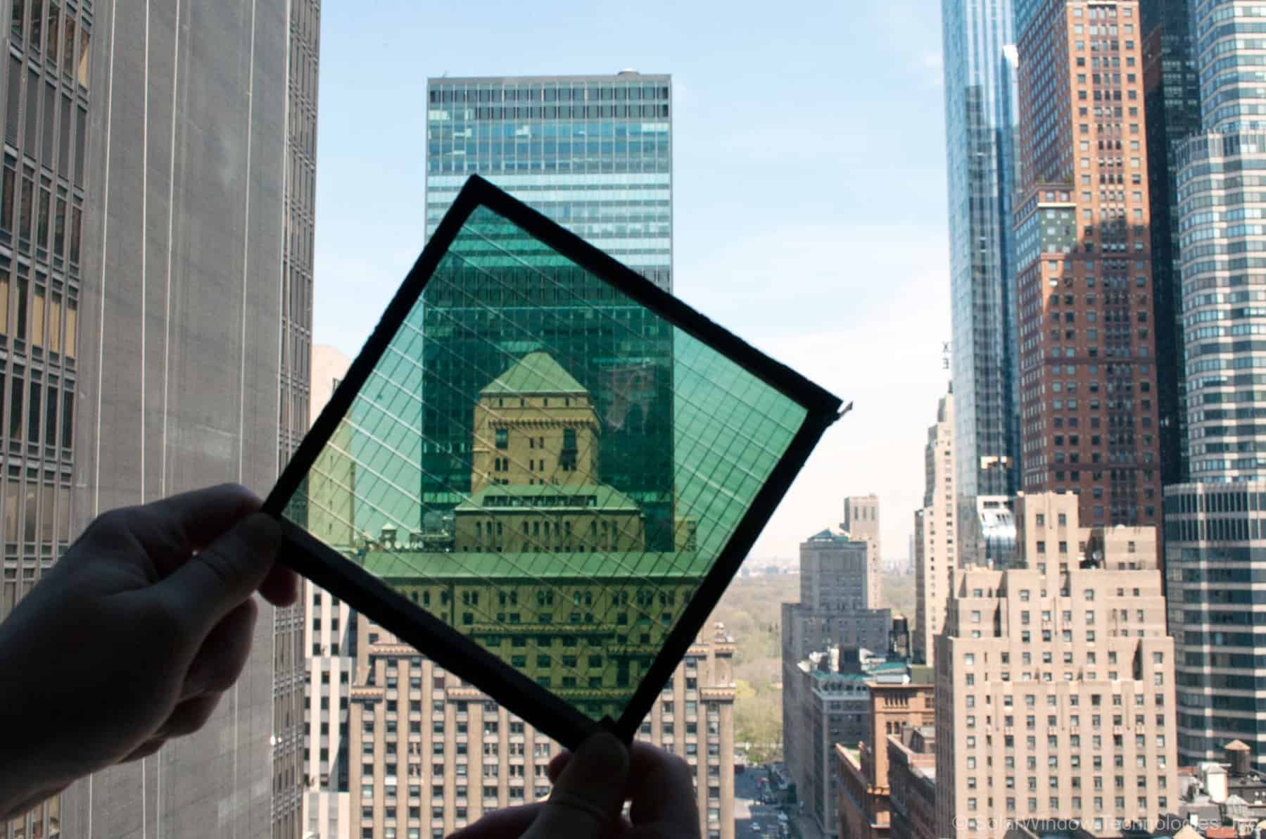 panneaux-solaires-fenetre Les avantages des panneaux solaires installés derrière les fenêtres