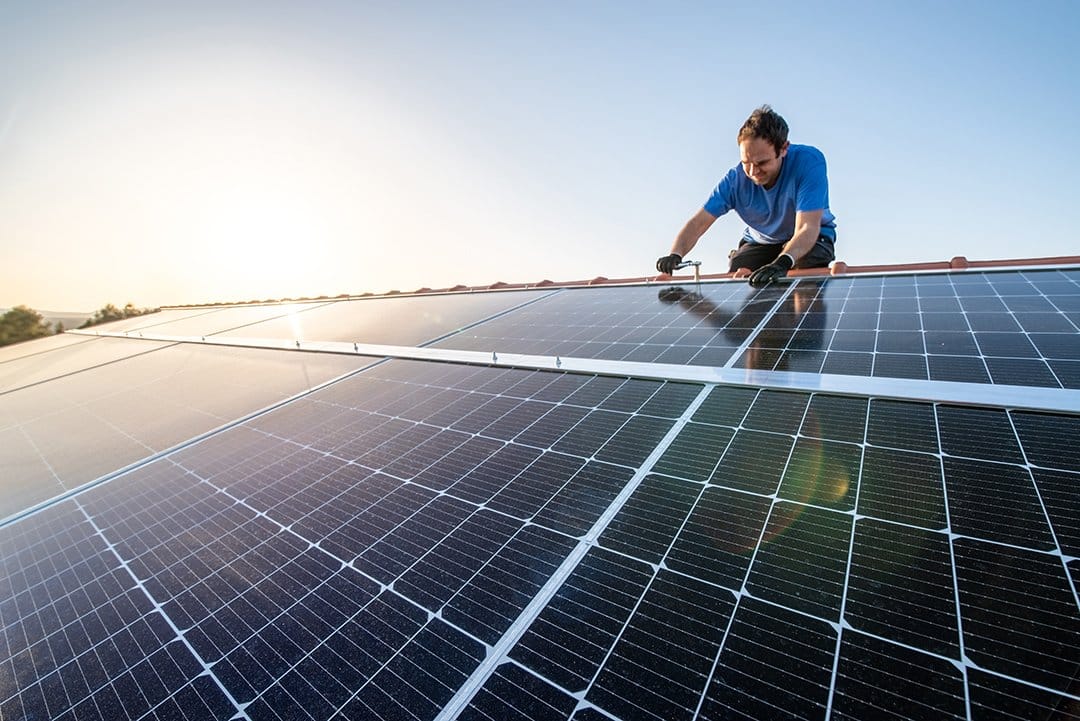panneaux-solaires-investissement-rentable-1 Fabrication de panneaux solaires photovoltaïques : un investissement durable et rentable