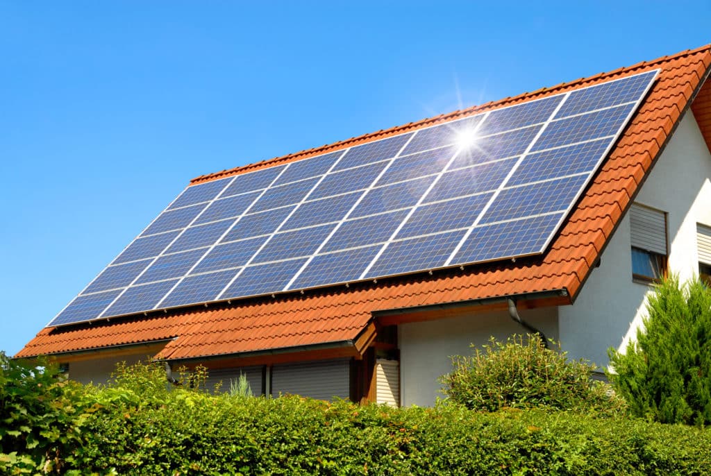 panneaux-solaires-maison-4 Combien de panneaux solaires photovoltaïques faut-il pour votre maison ?