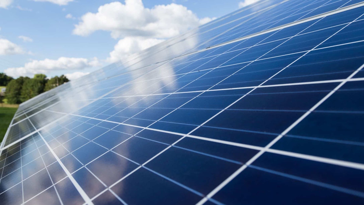 panneaux-solaires-toit-noir-avantages-1 Les avantages des panneaux solaires photovoltaïques sur un toit noir