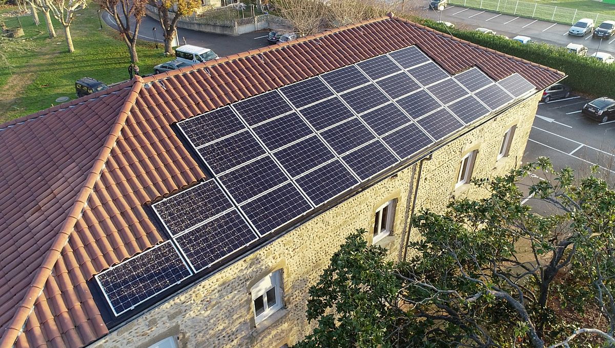 panneaux-solaires-toiture-3 installation de panneaux solaires sur toiture