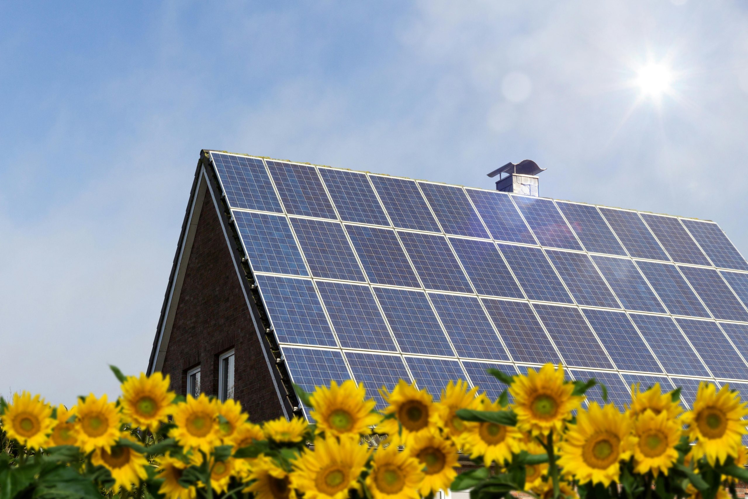 prix-panneaux-solaires-49-scaled Panneau solaire thermique et photovoltaïque : qu'est-ce qui influence vraiment le prix ?