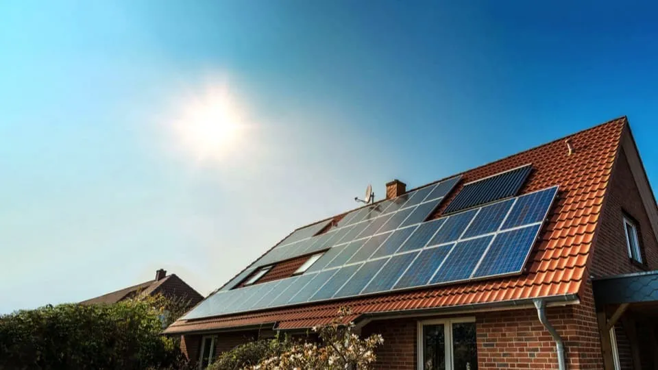 découvrez les tuiles solaires, une solution innovante et esthétique pour produire de l'énergie renouvelable tout en préservant l'apparence de votre toit. alliez confort, durabilité et réduction de votre empreinte écologique.