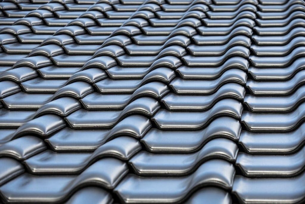 tuile-solaire-vs-panneau-photovoltaique-1 Tuile solaire ou panneau photovoltaïque : quelles différences et avantages ?