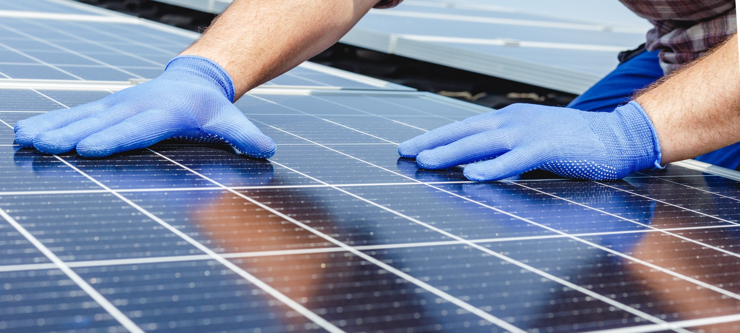 tuile-solaire-vs-panneau-photovoltaique-4 Tuile solaire ou panneau photovoltaïque : quel choix pour optimiser votre énergie?