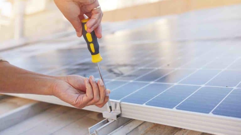 verification-panneaux-photovoltaiques-3 Comment savoir si mes panneaux photovoltaïques fonctionnent correctement ?