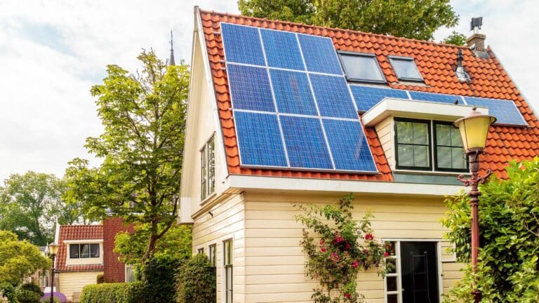 découvrez le coût des panneaux solaires pour une surface de 130m2. explorez les prix, les aides disponibles et les économies d'énergie potentielles pour optimiser votre investissement dans l'énergie solaire.