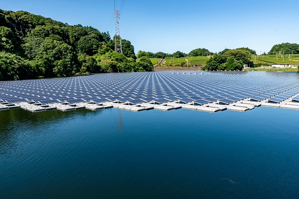 découvrez les avantages des panneaux solaires flottants : une solution innovante et durable pour maximiser la production d'énergie solaire tout en préservant les surfaces terrestres. idéals pour les lacs et réservoirs, ils offrent une alternative écologique et efficace.