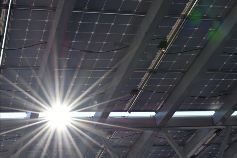 découvrez tout sur la tension umpp des panneaux solaires : son importance, comment elle influence la performance de votre installation photovoltaïque et les meilleures pratiques pour maximiser l'efficacité de vos panneaux solaires.