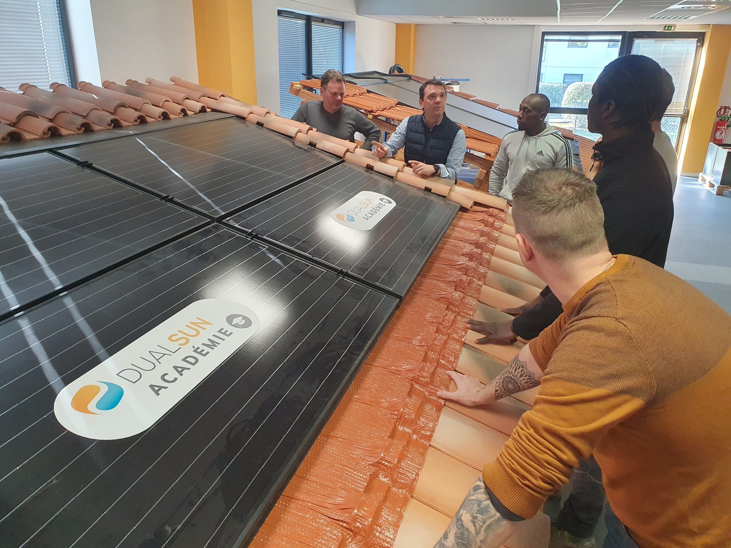 découvrez les avantages des panneaux solaires aéro-photovoltaïques, une technologie innovante alliant production d'énergie solaire et amélioration de l'efficacité thermique. idéals pour réduire vos factures d'énergie et minimiser votre empreinte carbone, ces panneaux offrent des performances optimales tout en préservant l'environnement. informez-vous sur les bénéfices écologiques et économiques de cette solution énergétique durable.