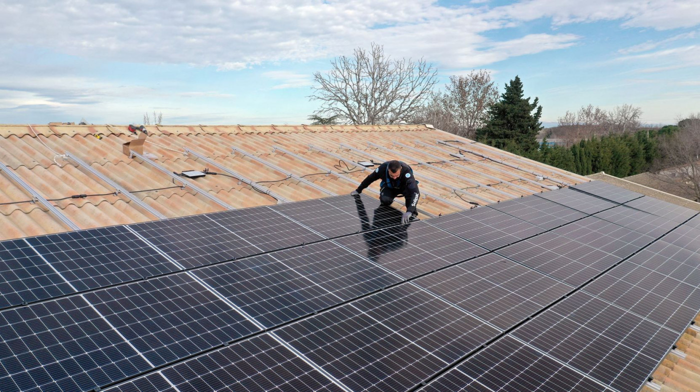 découvrez comment installer des panneaux solaires chez vous pour profiter d'une énergie renouvelable et réduire vos factures d'électricité. suivez nos étapes détaillées et conseils pratiques pour une installation réussie.
