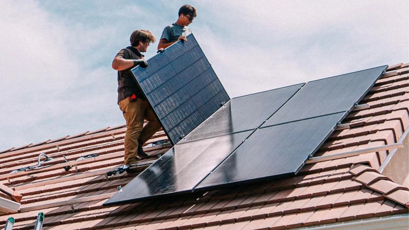 découvrez tout ce qu'il faut savoir sur les panneaux solaires : fonctionnement, avantages écologiques et économiques, ainsi que des conseils pour l'installation. optez pour une énergie durable et réduisez votre facture d'électricité grâce aux solutions solaires. transformez votre toit en producteur d'énergie verte et participez à la transition énergétique dès aujourd'hui !