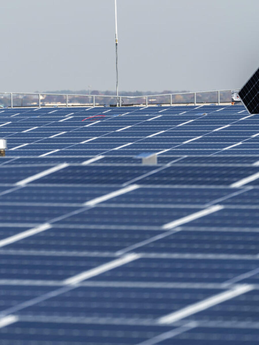 découvrez les panneaux solaires tournants, une innovation pour optimiser la production d'énergie solaire. grâce à leur capacité à suivre la course du soleil, ces panneaux augmentent l'efficacité de votre installation tout en réduisant votre empreinte carbone. investissez dans un avenir durable avec une technologie qui fait la différence !