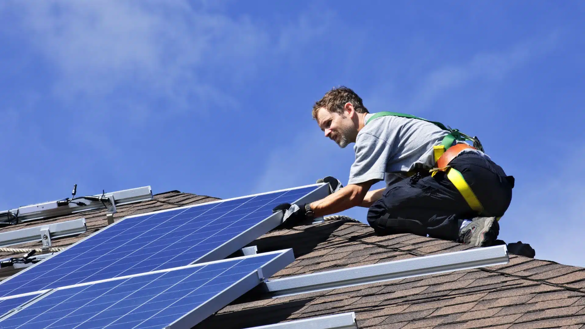 découvrez les différents types de panneaux solaires disponibles sur le marché. comparez les panneaux photovoltaïques, thermiques et hybrides pour choisir la solution idéale pour votre projet d'énergie renouvelable. informez-vous sur leurs avantages, performances et applications.